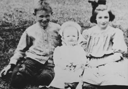 Rachel Carson as Infant with Siblings Marian and Robert at Carson Homestead (Pennsylvania)