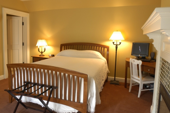 Photo of a bedroom in the Gatehouse on Shadyside Campus